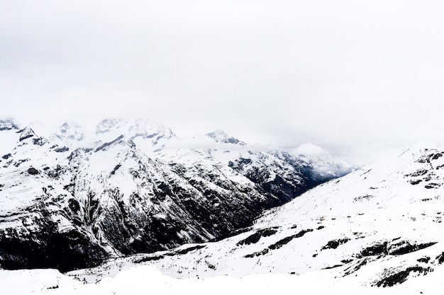 Foto montañas alpinas en el día nublado