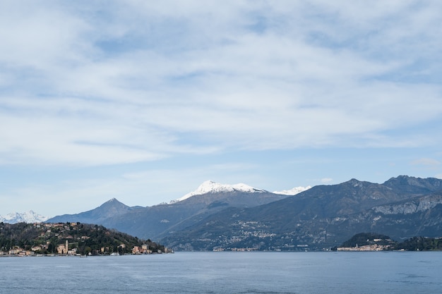 Montañas alpinas en la nieve cerca del lago de como italia