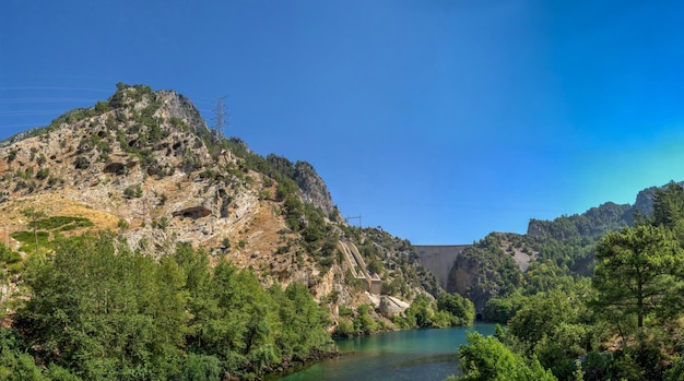 Montañas alrededor del lago en la región de Green Canyon Antalya en Turquía en un día soleado de verano