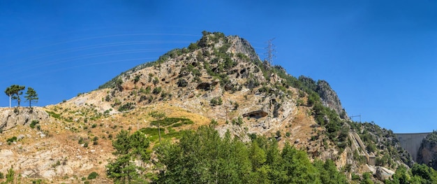 Montañas alrededor del lago en la región de Green Canyon Antalya en Turquía en un día soleado de verano