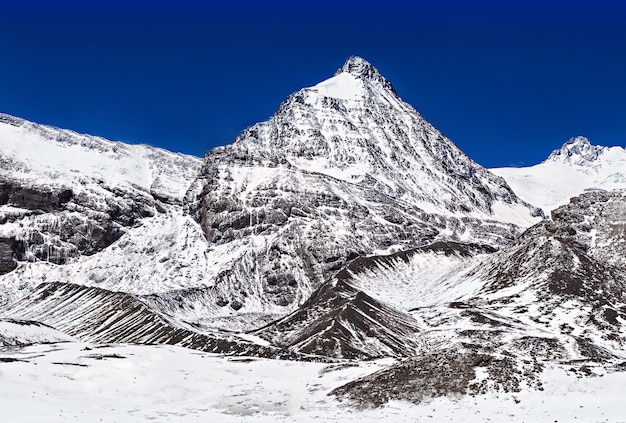 Montañas alrededor del lago Tilicho