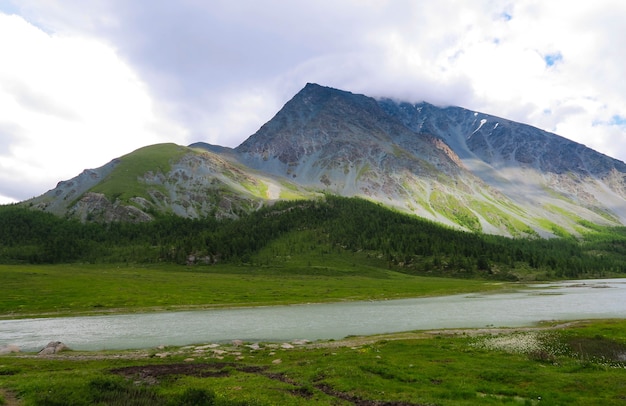 Montañas de Altai y vista del paisaje del río.