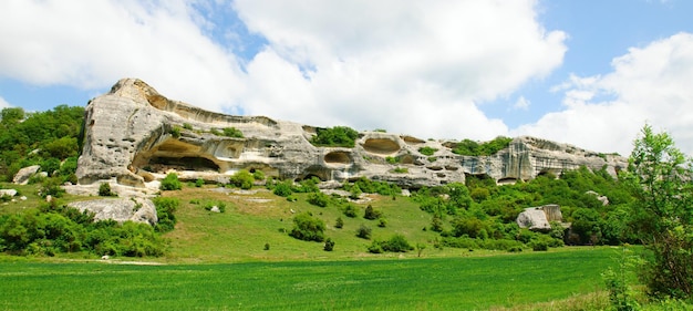 Montañas con la antigua cueva de la ciudad Eski Kermen en Crimea Ucrania