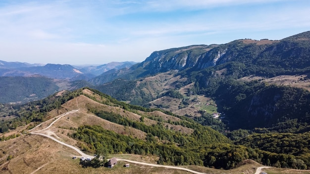 Montañas Apuseni Paisaje aéreo con Green Hills, Rumania.