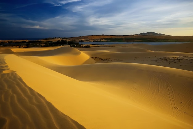 Montañas de arena en el desierto