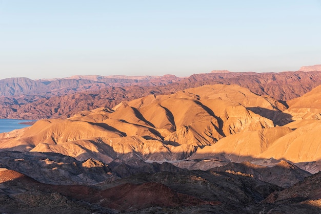 Montañas áridas del desierto con el telón de fondo del mar Rojo Montaña Shlomo Eilat Israel