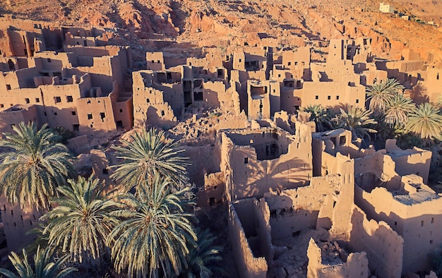 Foto montañas del atlas con ciudad en marruecos