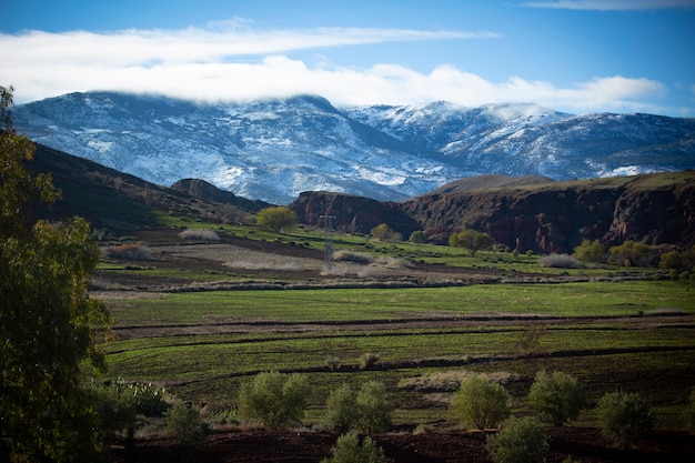 Montañas del Atlas cubiertas de nieve en Marruecos