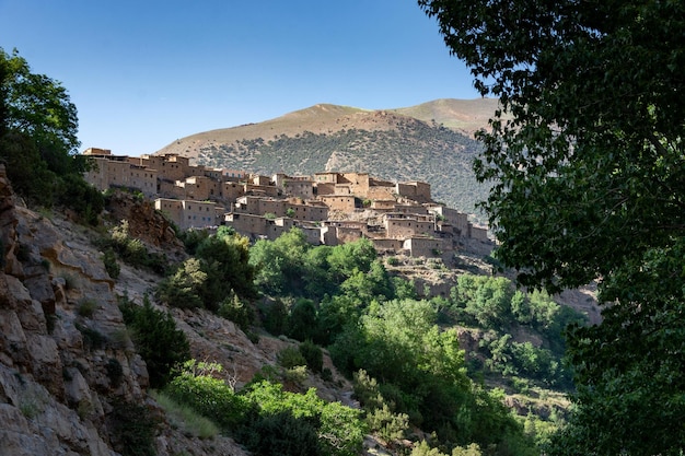 Las montañas del Atlas en Marruecos. Un pueblo bereber se aferra a la ladera de la montaña.