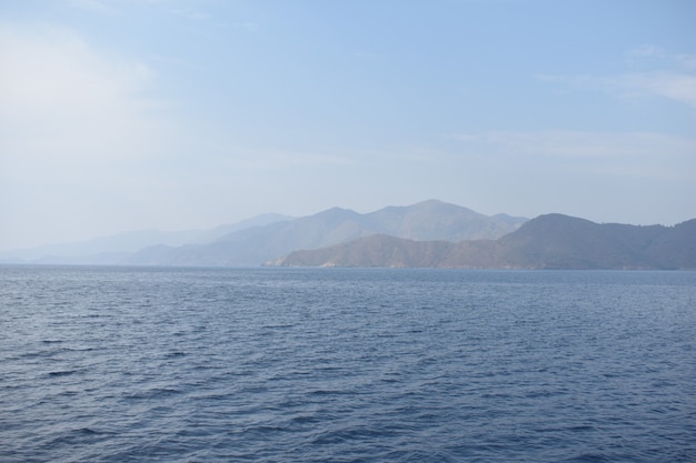 Montañas y el azul del mar Egeo