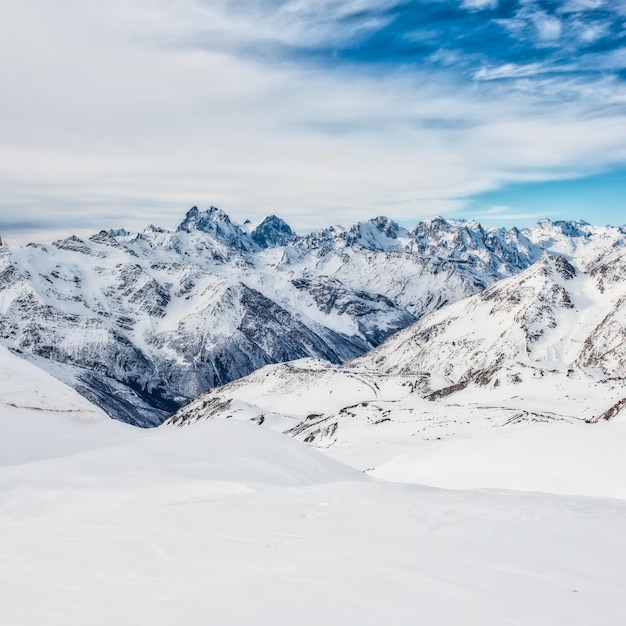 Montañas azules nevadas en las nubes