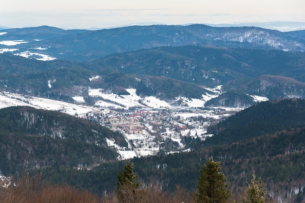 Foto montañas beskid vistas desde la pista de esquí jaworzyna krynicka