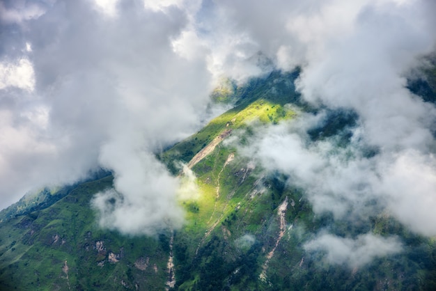 Montañas con bosque verde en nubes en día nublado en verano en Nepal