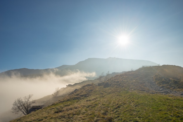 Montañas brumosas a contraluz, los Alpes