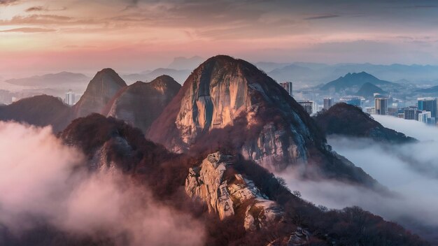 Las montañas Bukhansan están cubiertas por la niebla matinal y el amanecer en Seúl.