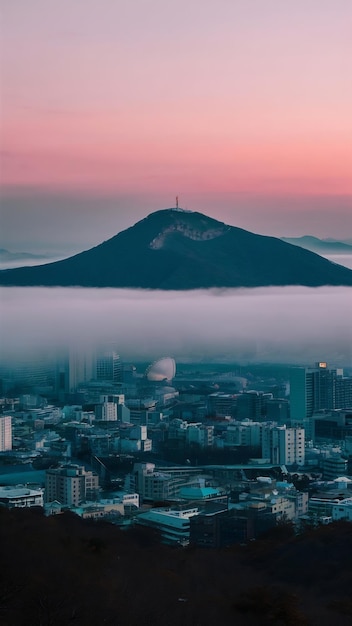 Las montañas Bukhansan están cubiertas por la niebla matinal y el amanecer en Seúl.