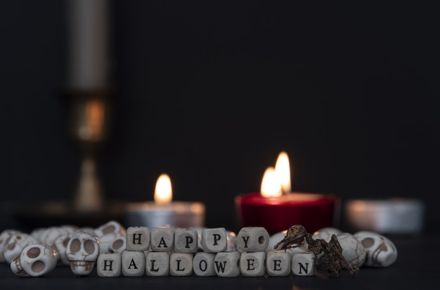 Montañas de calabazas para celebrar la noche de halloween con el cartel de feliz halloween