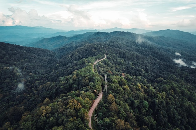 Montañas y caminos durante el día, Montaña y camino a Mae Hong Son