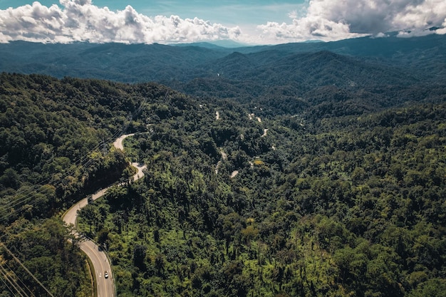 Montañas y caminos durante el día, Montaña y camino a Mae Hong Son