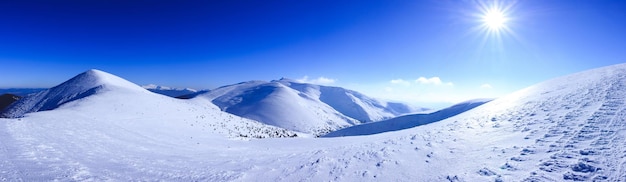 Montañas de los Cárpatos en invierno Paisaje de invierno tomado en las montañas