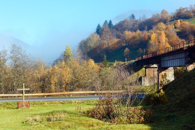 Montañas de los Cárpatos de otoño y puente ferroviario Ucrania