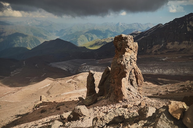 Montañas del Cáucaso Mt Kazbeg campamento base Meteostation en Kazbek Georgia Expedición alpinista Monte Kazbek