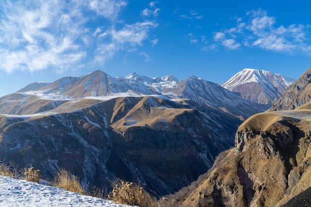 Foto las montañas del cáucaso en el país de georgia hermoso paisaje de montaña para el fondo