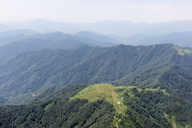 Montañas del Cáucaso en verano