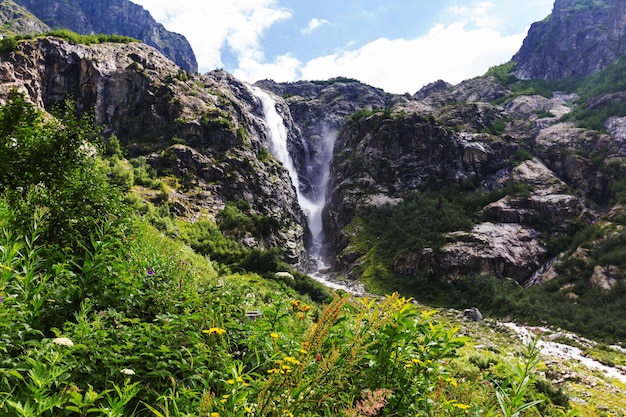 Montañas del Cáucaso en verano