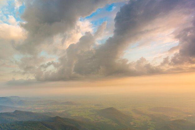 Montañas y cielo al amanecer Temprano en la mañana en una montaña.