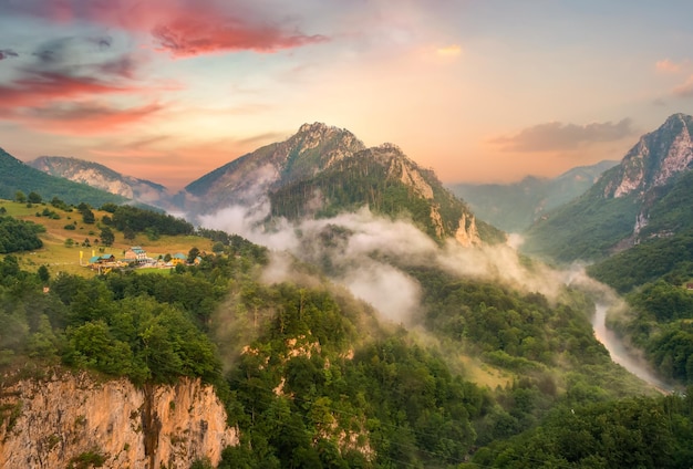 Montañas y cielo al atardecer