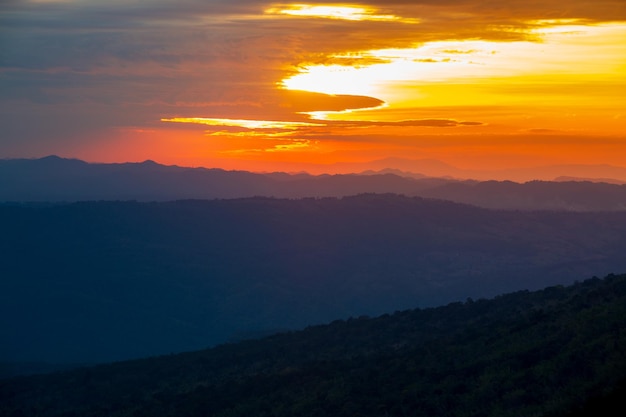 Montañas y cielo al atardecerPaisaje de montaña