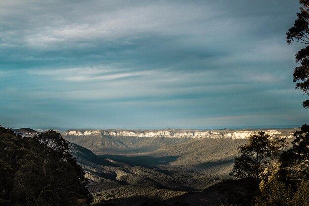 montañas con un cielo azul