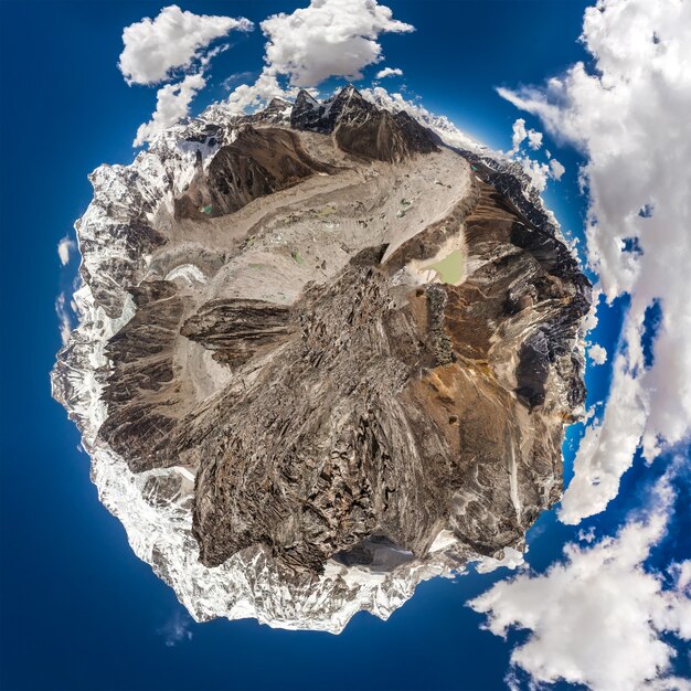 Montañas y cielo con nubes