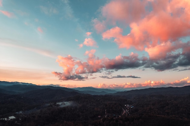 Montañas y cielo de la tarde en la aldea rural crepúsculo atardecer