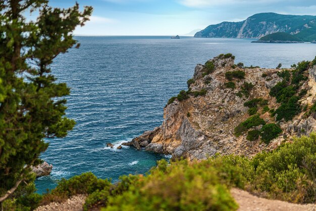 Montañas y colinas forestales rodean el centro turístico en la isla de Corfú