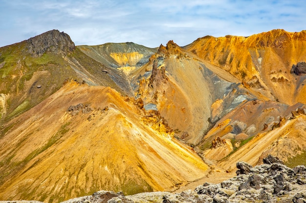 Montañas coloreadas del paisaje volcánico de Landmannalaugar. Islandia