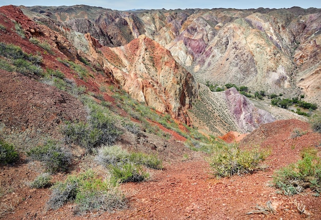 Montañas de colores en el desierto