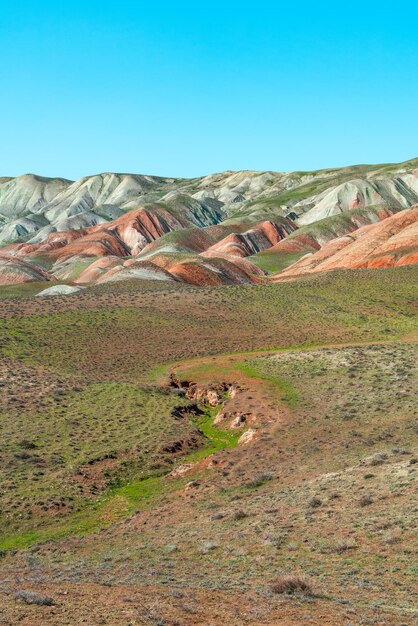 Montañas de colores en la zona desértica de Azerbaiyán