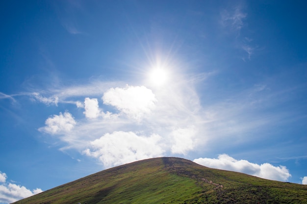 Montañas contra el cielo azul