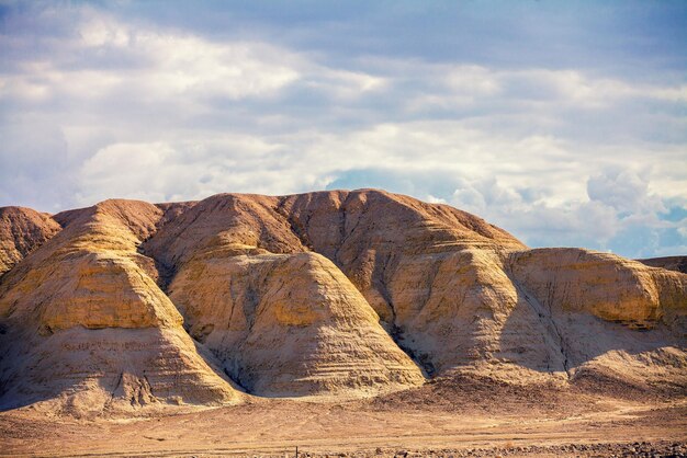 Montañas contra el cielo nublado desierto de Negev Israel