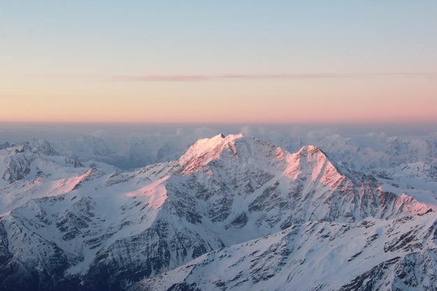 Montañas de la cordillera del Cáucaso al amanecer desde Elbrus