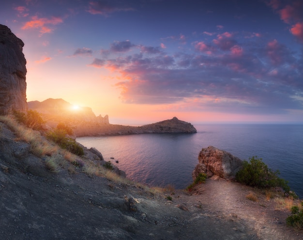 Montañas y costa del mar al atardecer en verano. Paisaje colorido