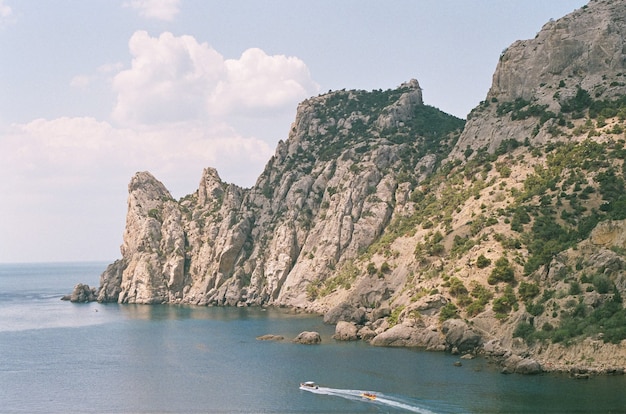 Montañas y costa del mar en Crimea