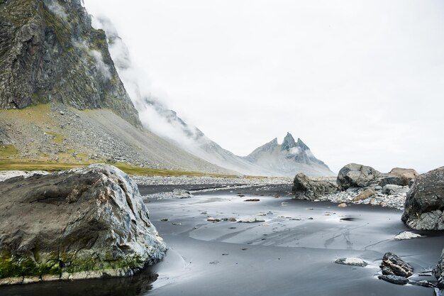 Montañas en la costa del océano Atlántico, sur de Islandia