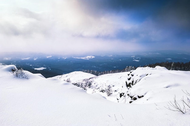 Montañas cubiertas de nieve al atardecer. Hermoso paisaje de invierno. Bosque de invierno. Efecto tonificante creativo