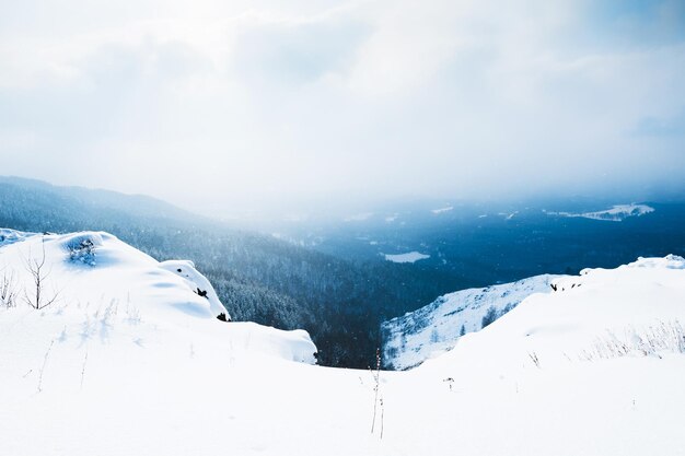 Montañas cubiertas de nieve al atardecer. Hermoso paisaje de invierno.