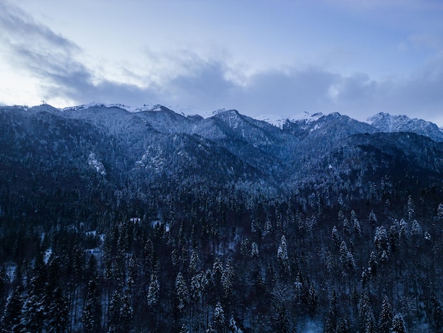 Montañas cubiertas de nieve al atardecer