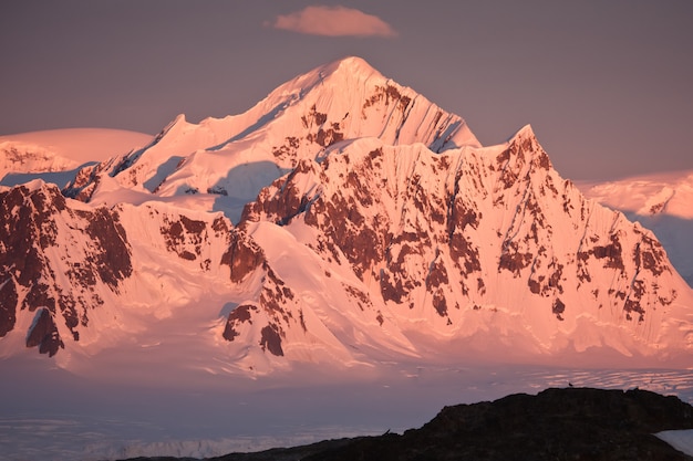 Montañas cubiertas de nieve en la Antártida