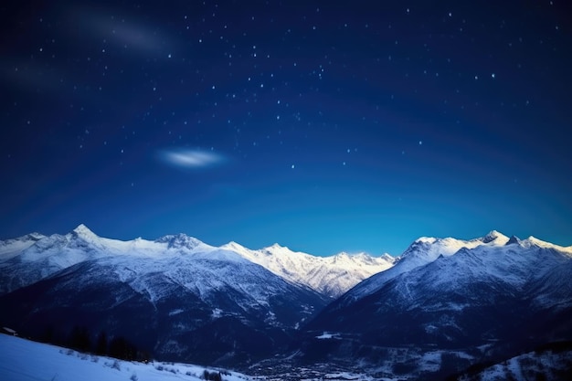 Montañas cubiertas de nieve bajo el cielo azul profundo de la noche